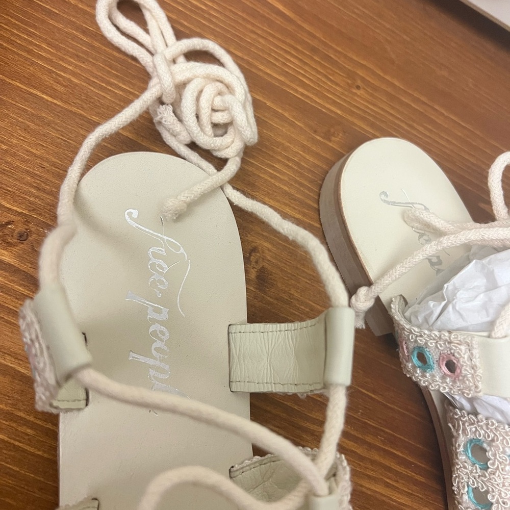 SOLD! We The Free White Sandals Size 9.5 - Picture 6 of 7